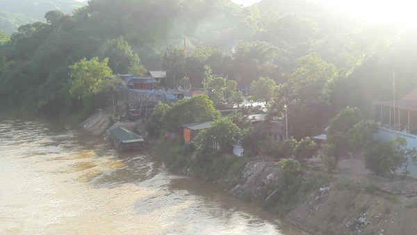 Bảo Yên – Lào Cai: Ngang nhiên đổ đất lấn sông Hồng