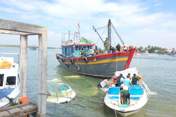 Quảng Nam: Hàng chục chiến sĩ biên phòng trục vớt 3 ca nô bị chìm