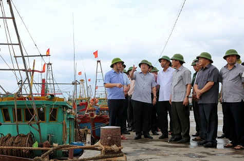 Phó Thủ tướng Trịnh Đình Dũng kiểm tra phòng chống bão số 1 tại Thái Bình