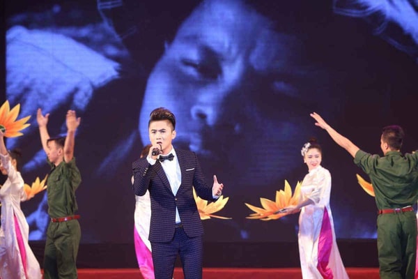 Xúc động khi nghe Du Thiên hát "Dáng đứng Việt Nam"