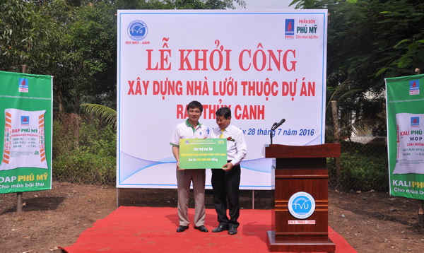PVFCCo hỗ trợ xây dựng nhà lưới - dự án trồng rau thủy canh tại Trà Vinh