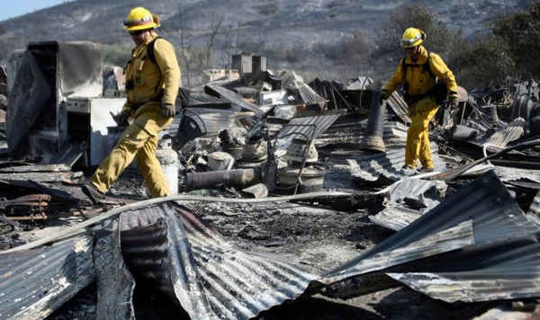 Nhân viên cứu hỏa California tiếp cận được hiện trường vụ cháy rừng phá hủy gần 100 ngôi nhà