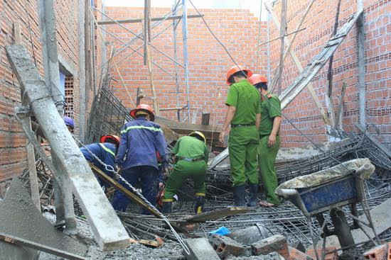 Bình Định: Sập sàn nhà, 8 người thương vong