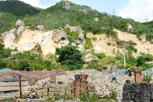 Nạn khai thác đá trái phép trên núi Hòn Chà: Xử lý không nghiêm, sai phạm kéo dài