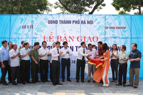 Vingroup trao tặng Hà Nội 3 xe kiểm nghiệm thực phẩm