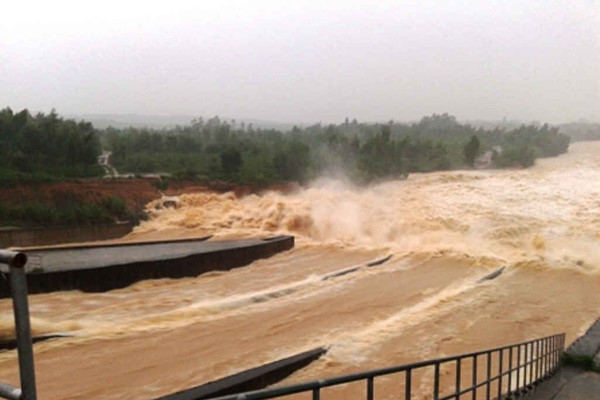 Nghệ An: Hai người chết do mưa lũ, xả lũ hồ đập lớn nhất tỉnh