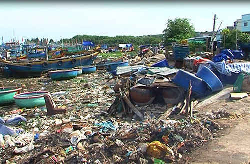 Phú Hài (Bình Thuận): Hơn 100 hộ dân sống chung với rác thải