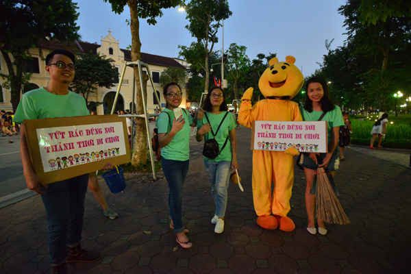 Hà Nội: TNV làm sạch phố đi bộ, lan tỏa thông điệp bảo vệ môi trường