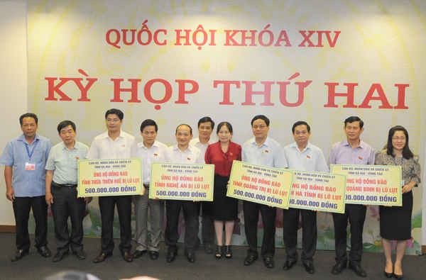 Người dân Bà Rịa - Vũng Tàu ủng hộ đồng bào các tỉnh miền Trung 3 tỷ đồng