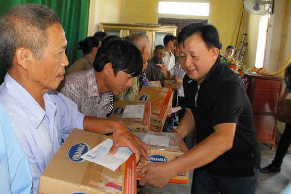 Vinamilk trực tiếp đi cứu trợ người dân vùng lũ Hà Tĩnh, Quảng Bình