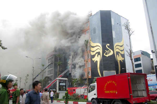 Hà Nội: Cháy dữ dội trên phố Trần Thái Tông