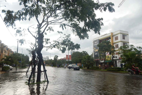 Mưa lớn, nhiều tuyến phố ở Huế bị ngập sâu
