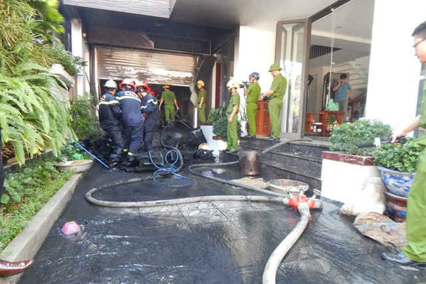 Thừa Thiên - Huế: Cháy kho hàng chứa lốp máy cày