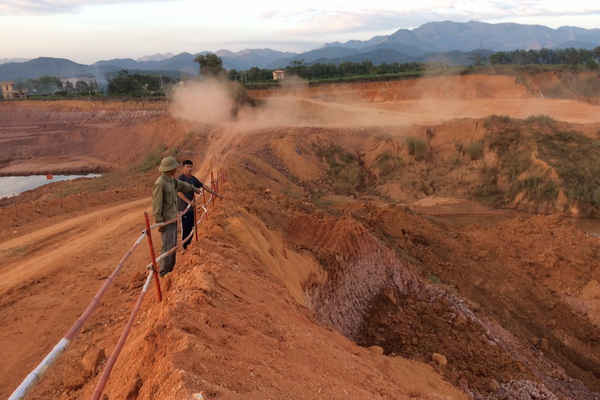 Vụ Cty gốm Đất Việt phá đường đào đất sét: Đổ lỗi do chính quyền quan liêu
