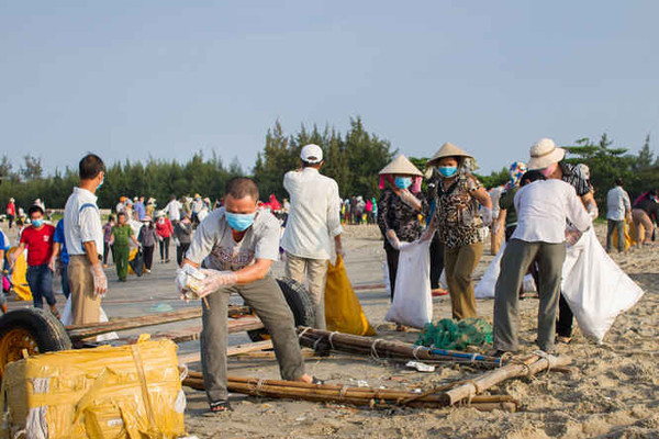 Thu gom 100 tấn rác trên khu vực bờ biển Long Điền