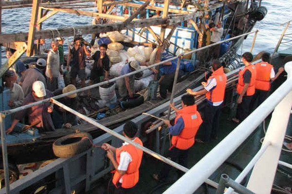 Vùng 3 Hải quân cứu nạn tàu cá của ngư dân bị hỏng máy