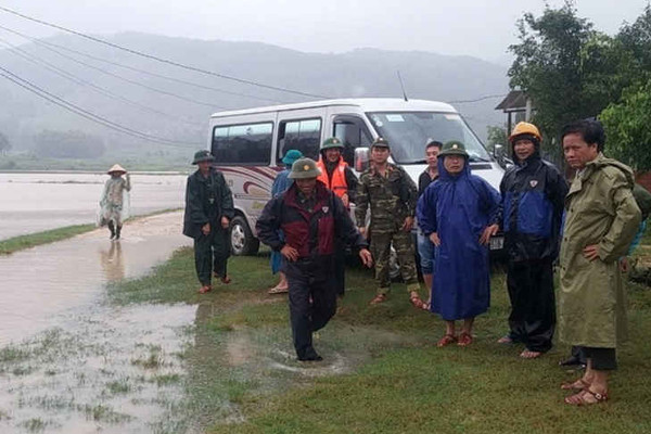 Miền Trung: Khẩn trương di dời người dân vùng ngập lụt