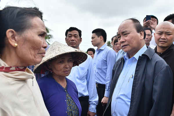 Thủ tướng Nguyễn Xuân Phúc thị sát vùng lũ Bình Định