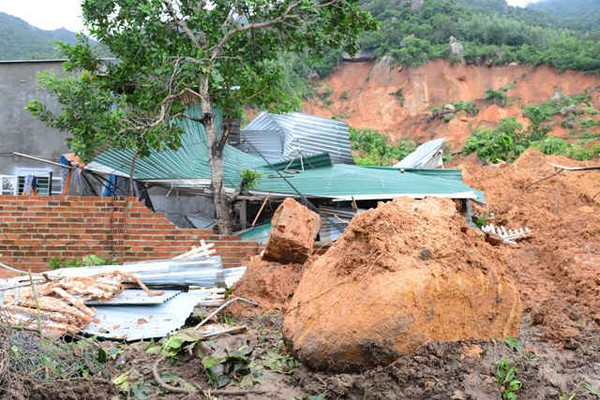 Vụ lở núi khiến 10 người thương vong ở Nha Trang: Sẽ lại rút kinh nghiệm?