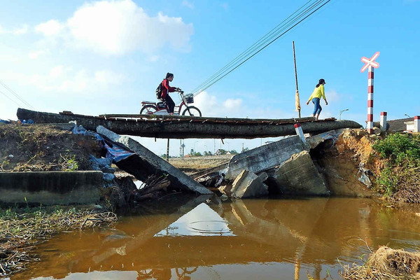 Hương Trà - Thừa Thiên Huế: Hàng trăm hộ dân thấp thỏm qua cầu tạm