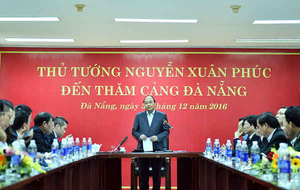 Thủ tướng thăm Trung tâm phối hợp tìm kiếm cứu nạn hàng hải khu vực II và cảng Đà Nẵng