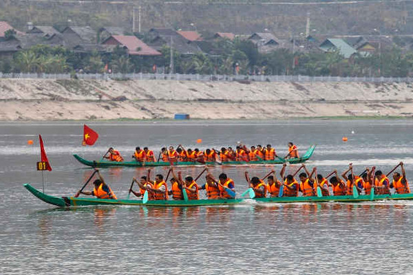 Điện Biên: Độc đáo lễ hội đua thuyền đuôi én lần 3
