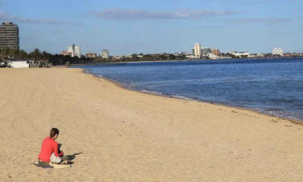 Melbourne: Nước biển ô nhiễm vì phân sau bão, cảnh báo người bơi lội