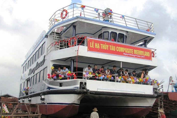 Đà Nẵng: Hạ thủy tàu du lịch bằng composit đầu tiên