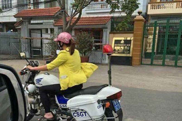 Cô gái sửa xe máy cho CSGT gây 'bão mạng' vì lái thử