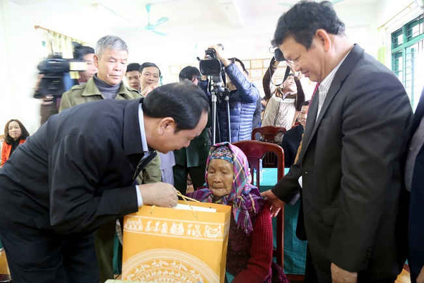 Chủ tịch nước Trần Đại Quang thăm và tặng quà chúc tết đồng bào nghèo Lào Cai