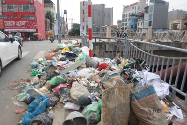Hà Nội: Vừa mở con đường ven sông đã ngập ngụa rác thải