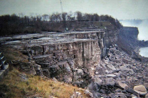 Ấn tượng với cảnh Thác Niagara lần đầu khô cạn sau 12.000 năm