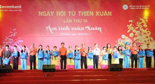 Sacombank trao tặng hơn 4.500 phần quà Tết đến các cụ già neo đơn và trẻ em cơ nhỡ