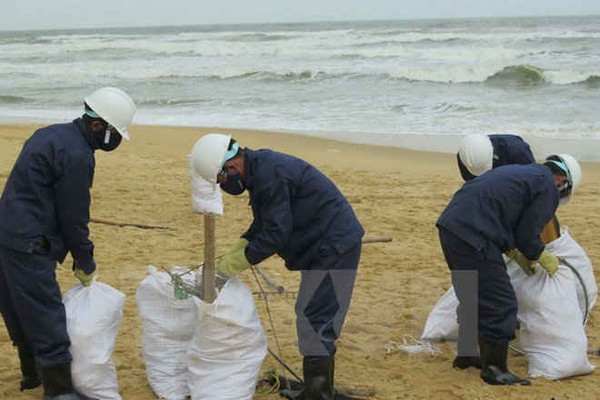 Quảng Nam đề nghị xác định nguyên nhân dầu vón cục trên bãi biển