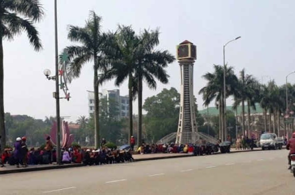 Hơn 300 tiểu thương chợ Hà Tĩnh kéo lên UBND tỉnh để bãi thị
