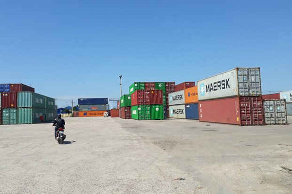 Lập Hội đồng để định giá bán đấu giá 21 container thuốc lá ngoại tại cảng Quy Nhơn
