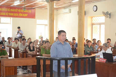Cựu Trung tá Campuchia chỉ biết cúi đầu nhận tội
