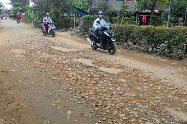 Thừa Thiên Huế: Bức xúc vì xe "né" trạm thu phí cày nát đường làng