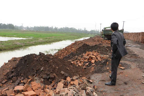 Nghệ An: Nhà máy gạch Tuynel Cường Thịnh đổ thải lấn kênh thủy lợi