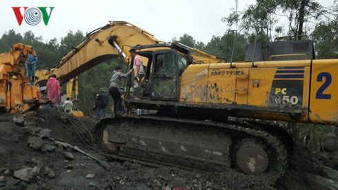 Quảng Ninh: Giải cứu máy xúc 85 tấn bị chôn dưới bùn nhiều ngày
