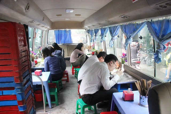 Quán bún chả trên xe khách độc đáo ở Hà Nội bị phạt và đóng cửa
