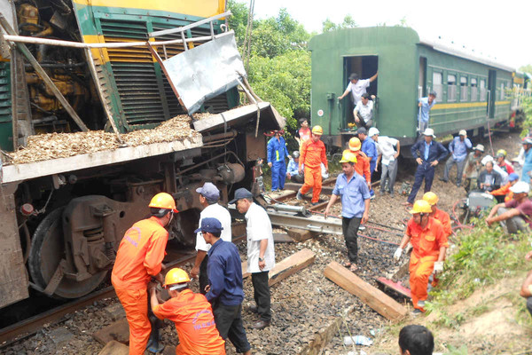 Vụ tàu hỏa tông xe tải ở Bình Định:  Nhân viên gác chắn "quên" không đóng