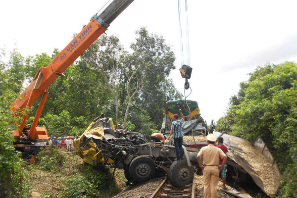 Vụ tàu hoả tông xe tải ở Bình Định: Hỗ trợ mỗi gia đình nạn nhân 15 triệu đồng