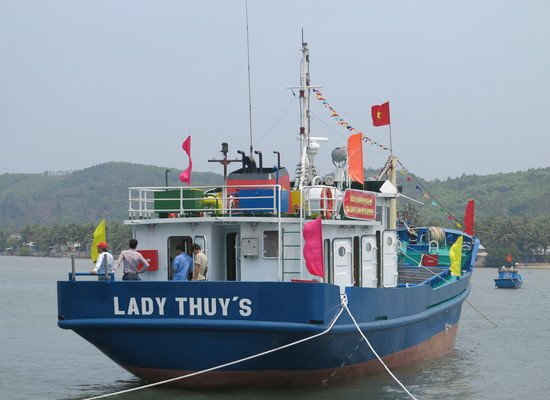 Tàu vỏ thép bị hỏng máy, thả trôi trên biển Bình Định