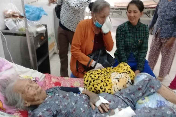 Xót xa bà cụ 96 tuổi  bị con ruột hành hạ dã man