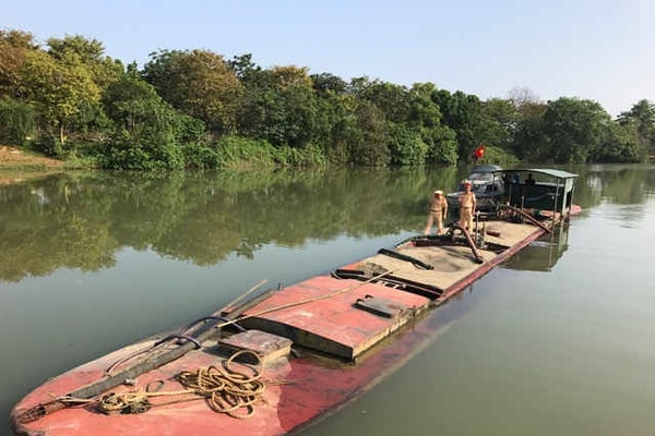 Bắt giữ sà lan vận chuyển cát trái phép