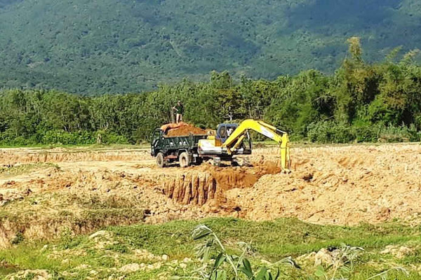 Bình Định: Lợi dụng cải tạo đồng ruộng để lấy đất sét đem bán