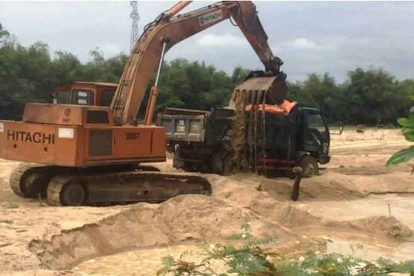 Bình Định: Khai thác cát trái phép trên sông La Tinh