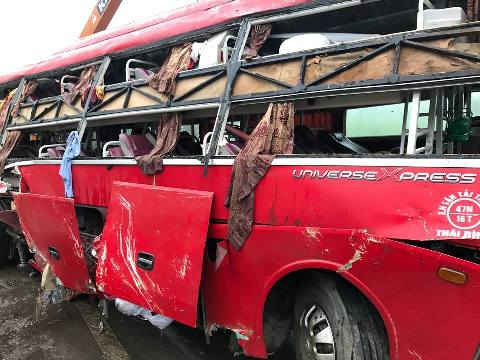 Hà Tĩnh: Lật xe khách, 2 người chết, nhiều người bị thương