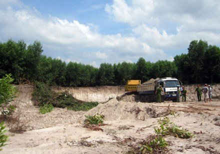 Vận chuyển khoáng sản trái phép tại khu vực Bờ Hồ Xuyên Mộc